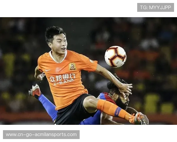 河南队快速压上形成围攻，场面紧绷到极点